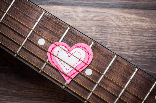 Las cinco canciones más fáciles para dedicar a tu pareja en guitarra